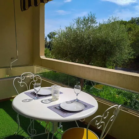 아파트 Renovated Apartment, Air-conditioned 5min From Sea