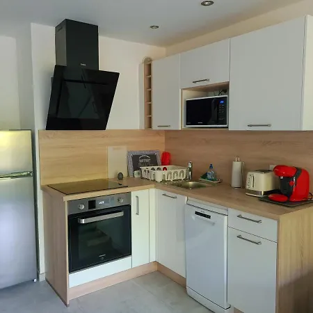 Apartment Renovated Apartment, Air-conditioned 5min From Sea
